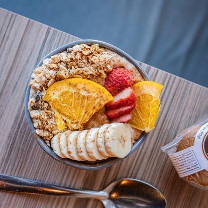 Avena con frutas y granola